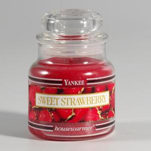 Yankee Candle doftljus - Small Jar / Liten Burk - Sweet Strawberry, Small Jar, Yankee Candle